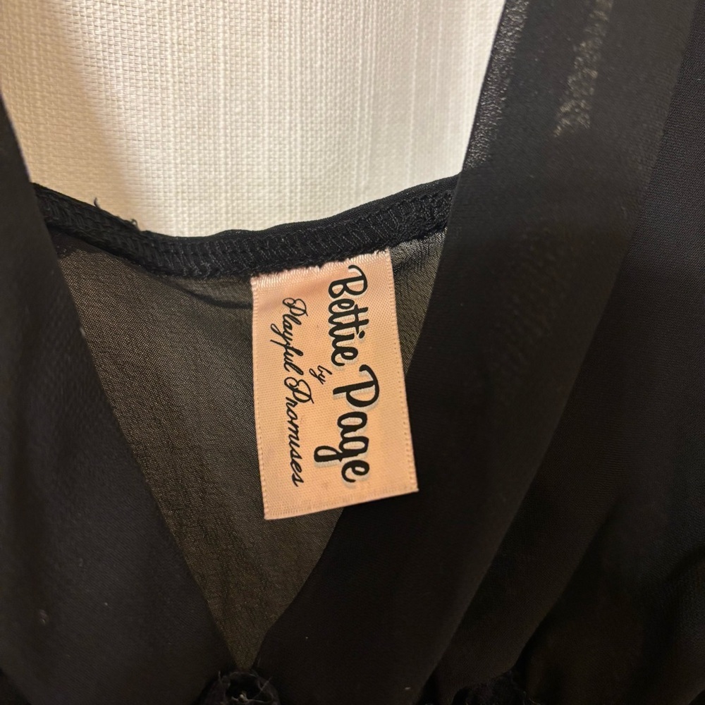 Retro Inspired Black Sheer Night Gown - Picture 3 of 4